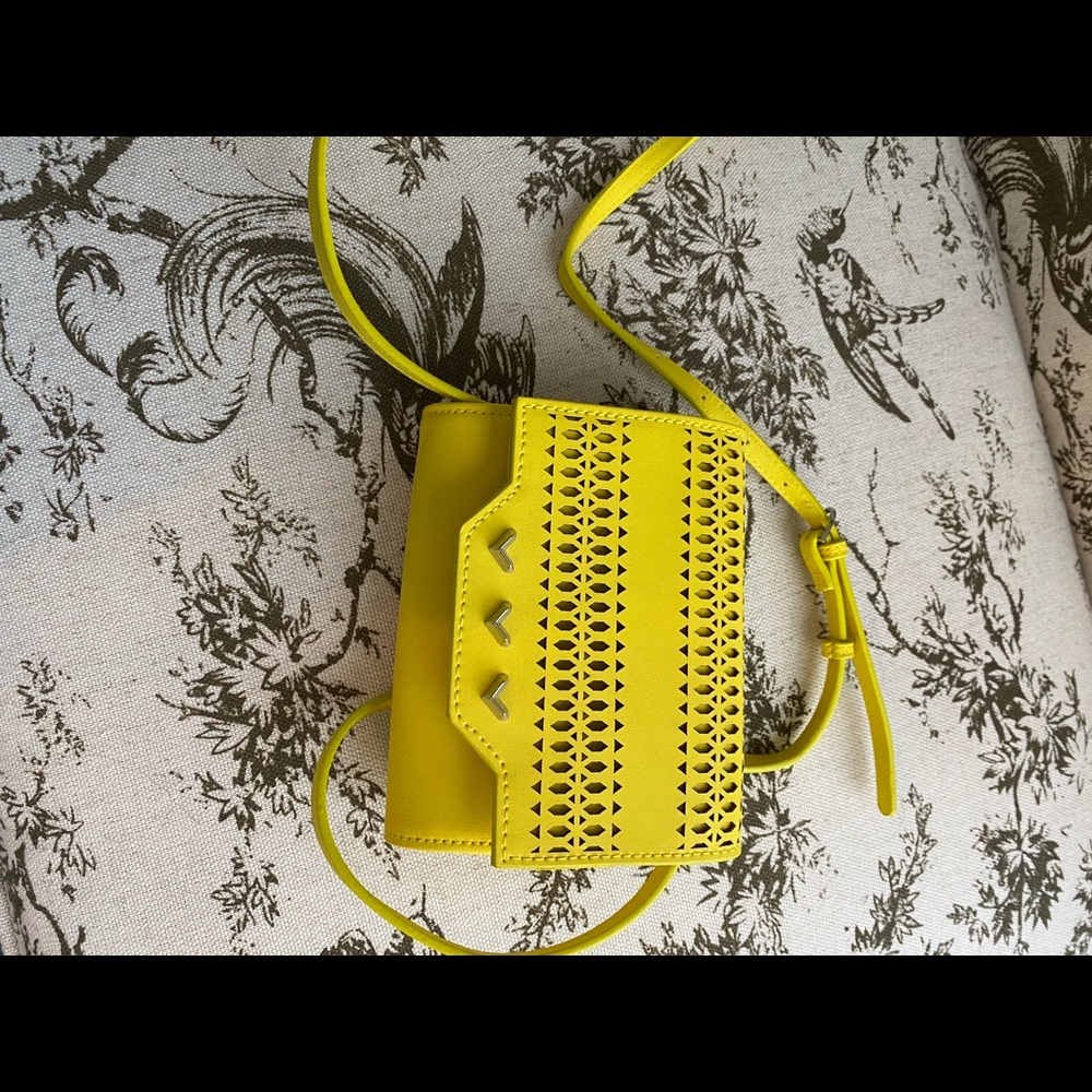 Stella and Dot Adorable yellow crossbody wallet. Never used.